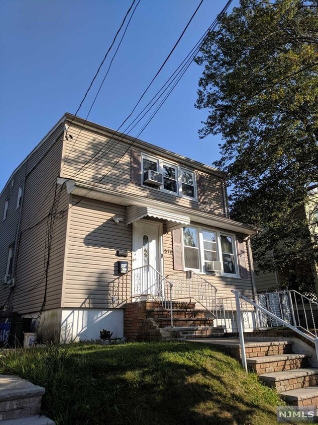 618 8th St, Lyndhurst, NJ 07071 Townhouse for Rent in Lyndhurst, NJ