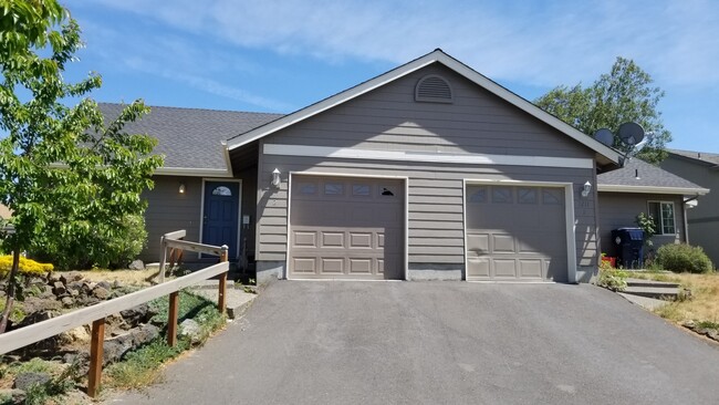 Building Photo - 160-1211 Dawson Duplex, Bend