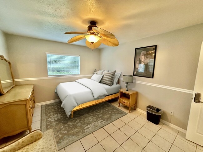 Building Photo - 4406 Tarpon Dr