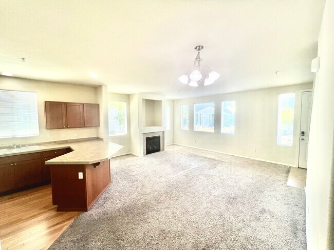 Foto del edificio - Spacious Condo Available Now!