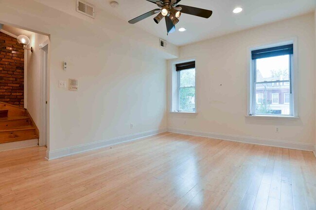 Foto del edificio - 714 Rock Creek Church Rd NW