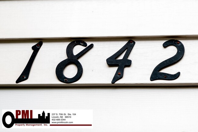 Building Photo - 3 Bedroom and 1.5 bathroom Duplex for rent