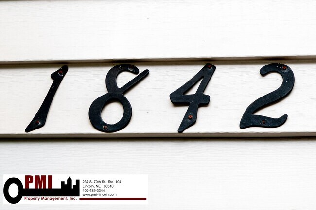 Foto del edificio - 3 Bedroom and 1.5 bathroom Duplex for rent