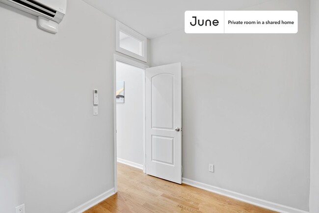 Foto del edificio - Private bedroom in 3 bed/1 bath Home