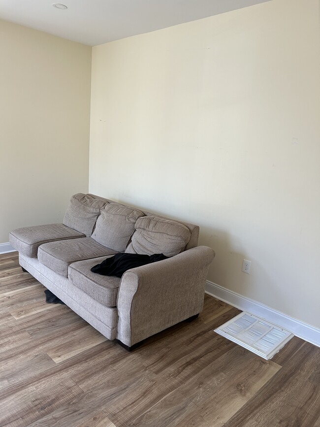 Living room - 46 Garfield Ave