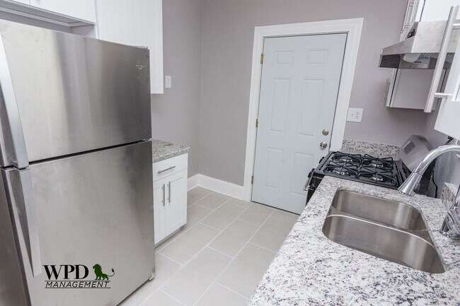 Foto del edificio - 1311 W 82nd St