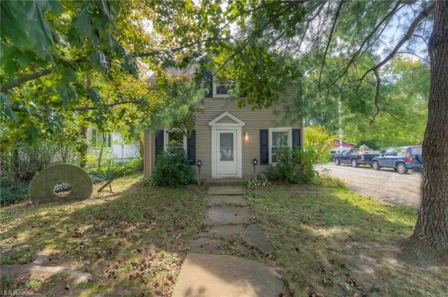 Building Photo - 5 Bedroom Home Month-to-Month Lease