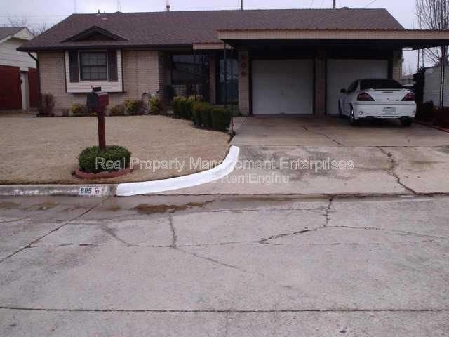 Building Photo - 805 SW 8th St