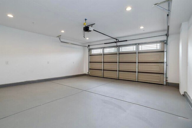 Building Photo - 1033 S Bonnie Beach Pl