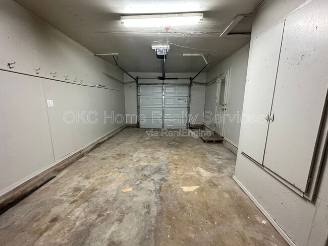 Building Photo - 1706 Surrey Pl