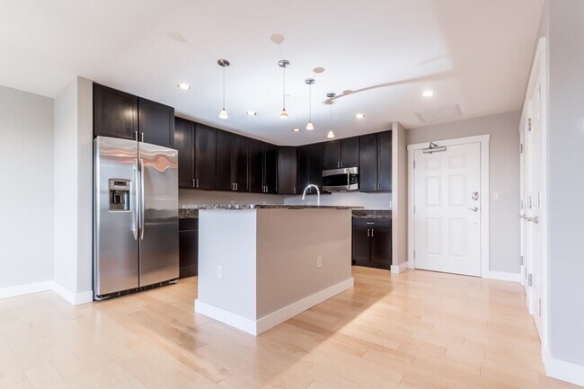 Foto del edificio - 2BR/2BA East Bayside Luxury Condo Near Old Port, W/D, Parking, Central AC, Views