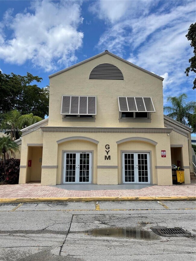 Foto del edificio - 8363 Lake Dr