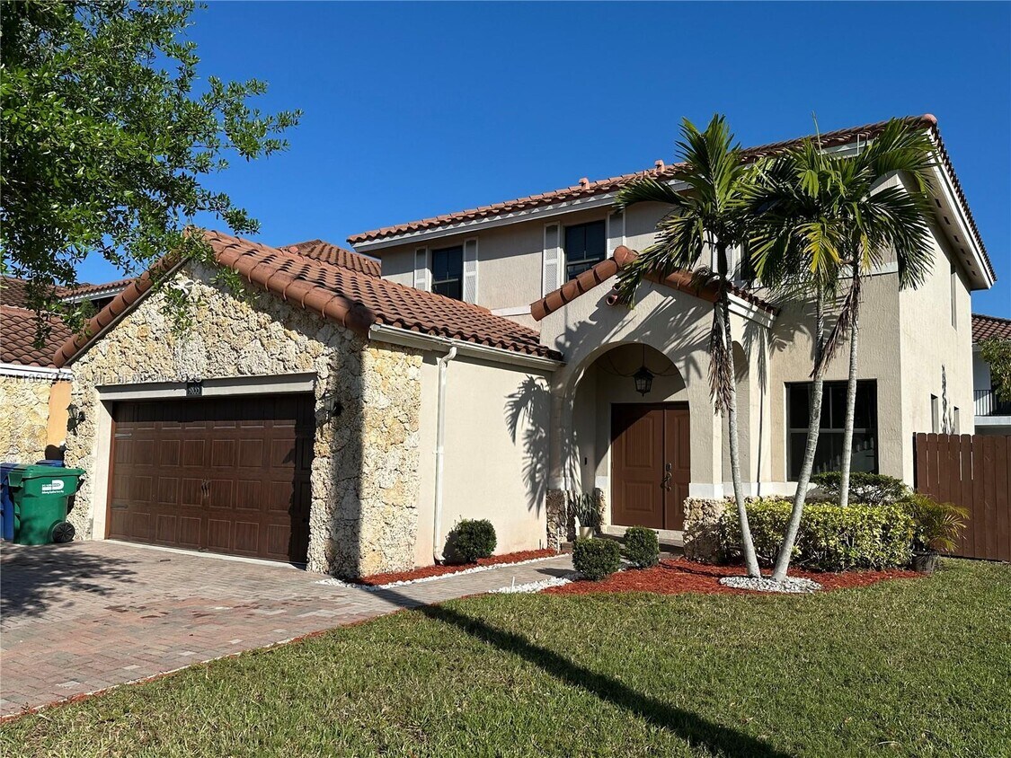 Foto principal - 9835 NW 10th St