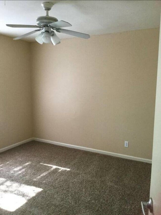 Room A with 2 daylight windows, ceiling fan and big closet - 2544 W Campbell Ave