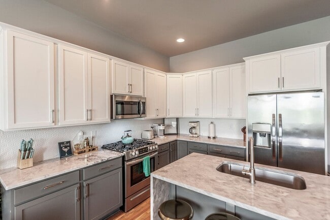 Building Photo - 970 Youngs Ln