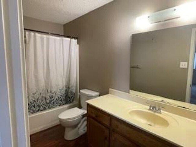 Foto del edificio - 2/2 Large 1200 Sq Ft Duplex with Garage and Large Backyard