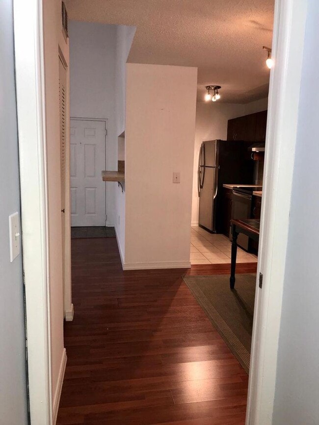 Foto del edificio - 1701 Village Blvd