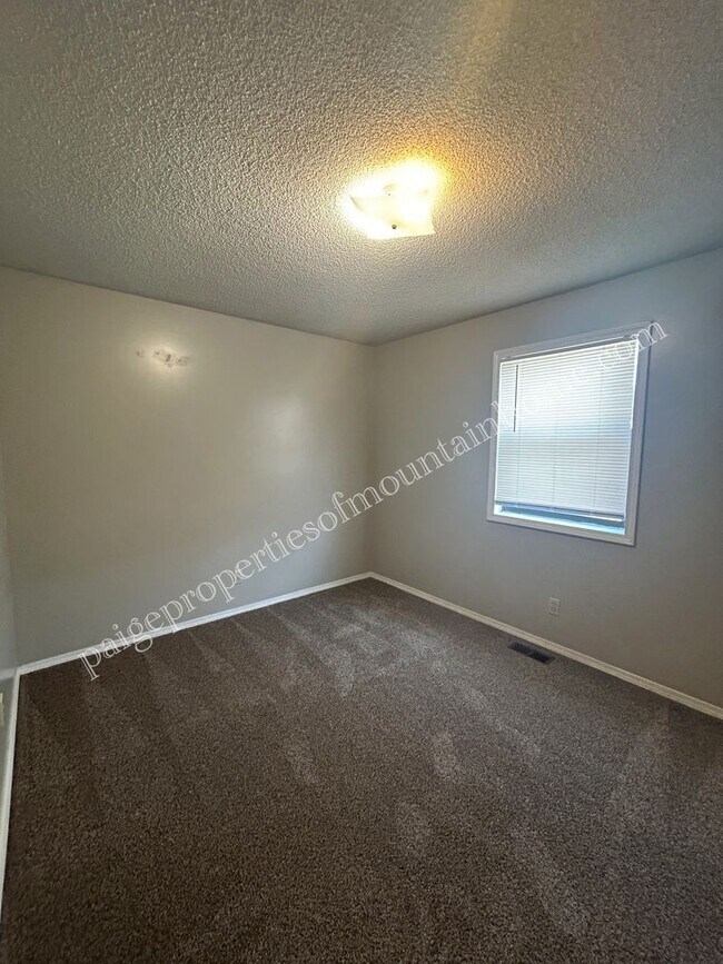 Building Photo - 1312/1314 MeadowBrook