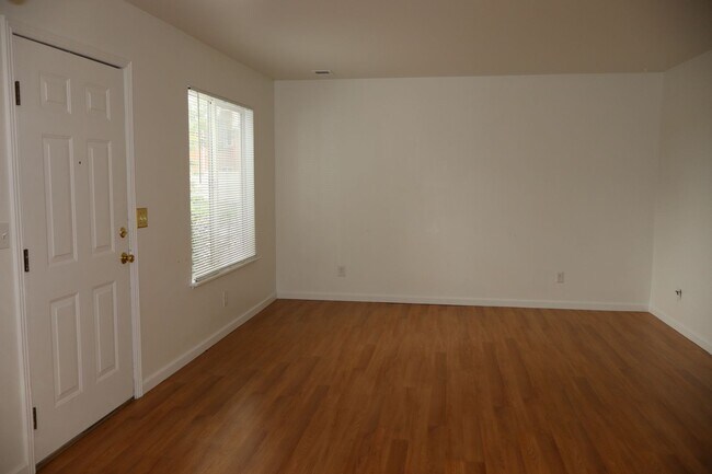 Foto del edificio - Cozy and Convenient 3 Bedroom Townhome