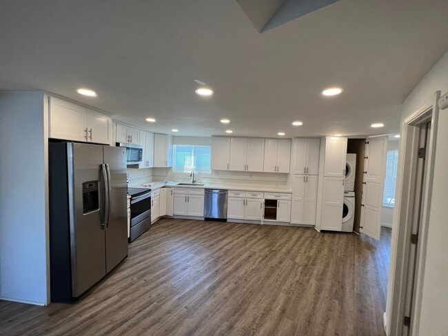 Building Photo - Beautifully Remolded 3 Bed 2.5 Bath Townhome!
