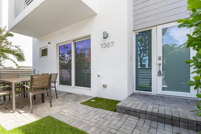 Foto del edificio - 1367 N Ocean Blvd
