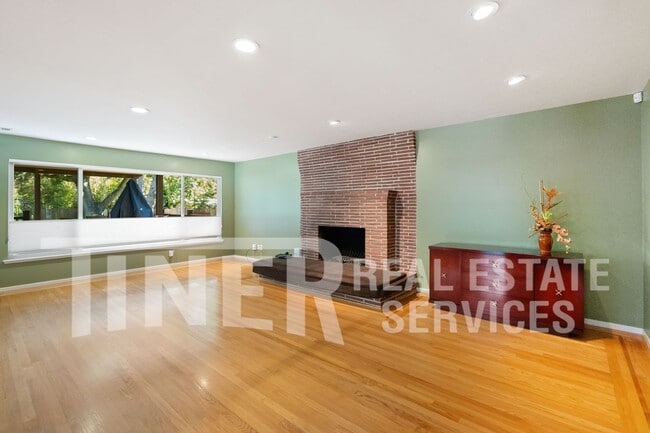Building Photo - 1071 Sagamore Way