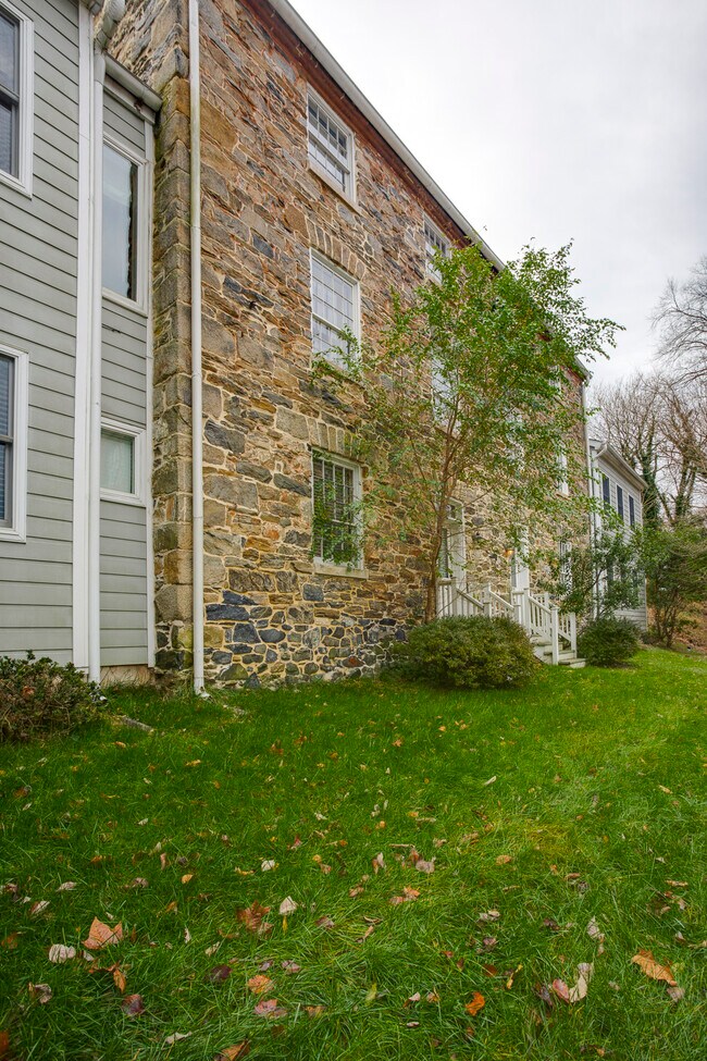 Building Photo - 835 Oella Ave