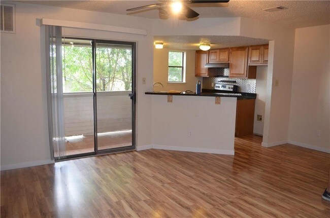 Foto del edificio - 2500 Burleson Rd