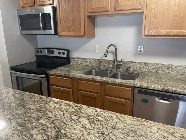 Building Photo - 1BD/1BA Townhouse located on the Germantow...