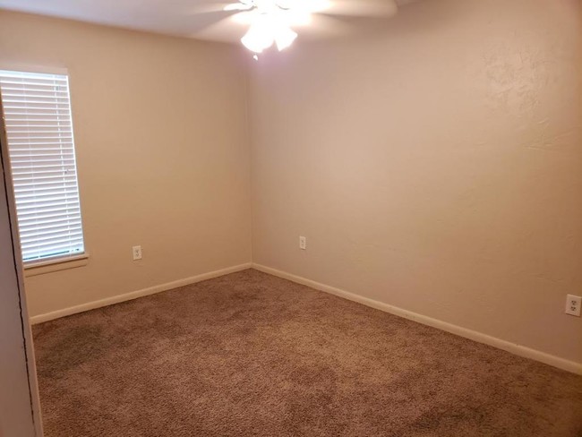 Building Photo - 2211 Conway Dr