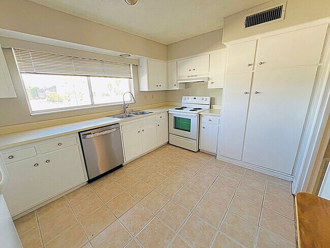 Foto del edificio - 2 Bedroom Townhome in Las Vegas