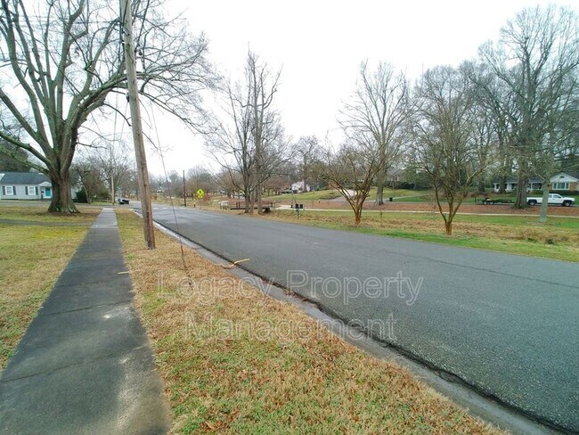 Foto del edificio - 609 E Willowbrook Dr