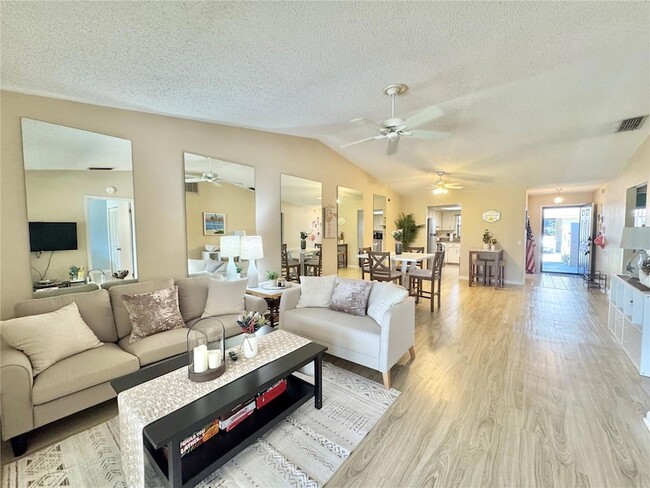 Foto del edificio - 2246 Firestone Pl