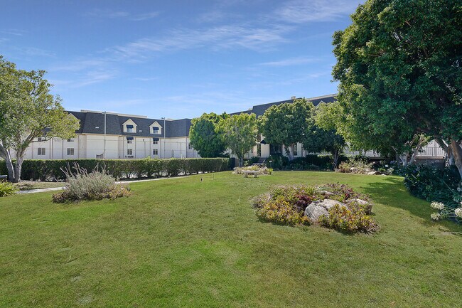 Foto del edificio - 2385 Roscomare Rd