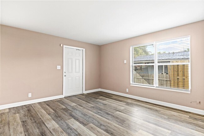 Building Photo - 3717 Pinewood Ave