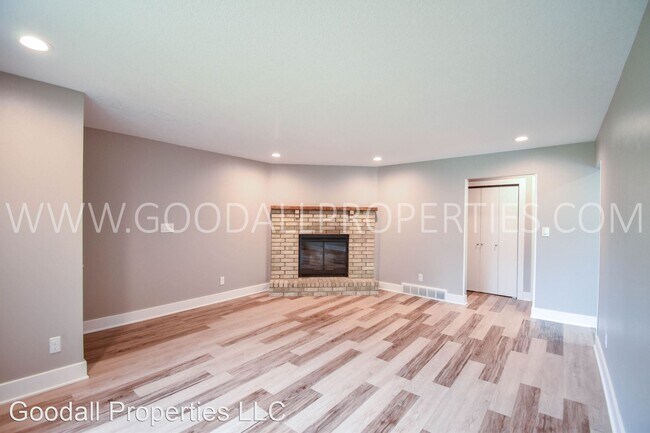 Foto del edificio - 2 br, 1 bath House - 1313 NW 92nd St (Right)