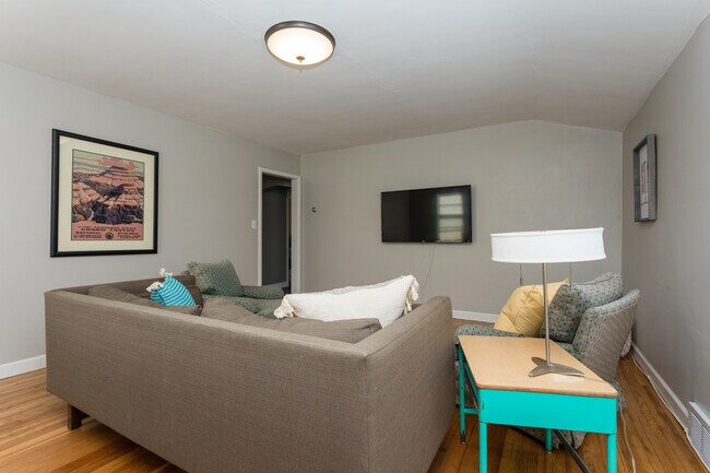 Foto del edificio - 810 Kenwood St