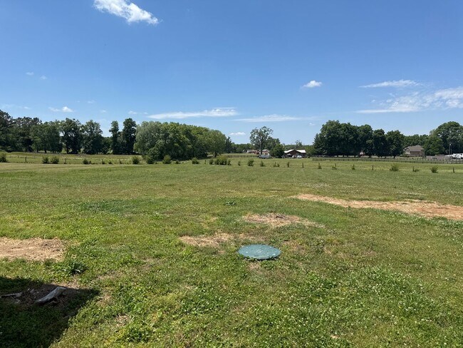 Foto del edificio - Quiet 2BR Duplex Living Near Old Hickory Lake