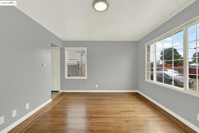 Building Photo - Great 3 bed 1.5 bath House with Garage in ...