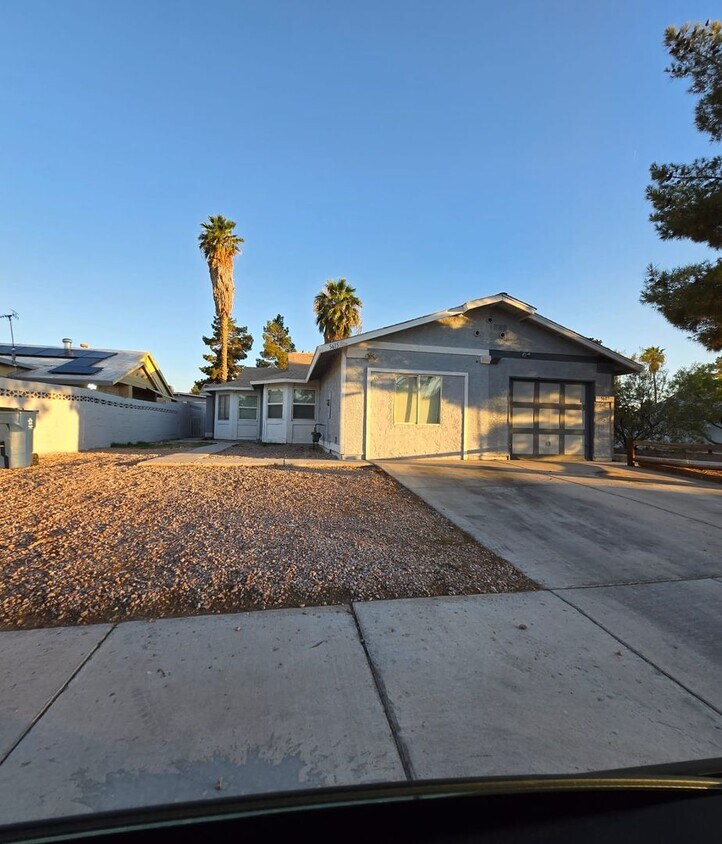 Foto principal - Stunning single story house single family.