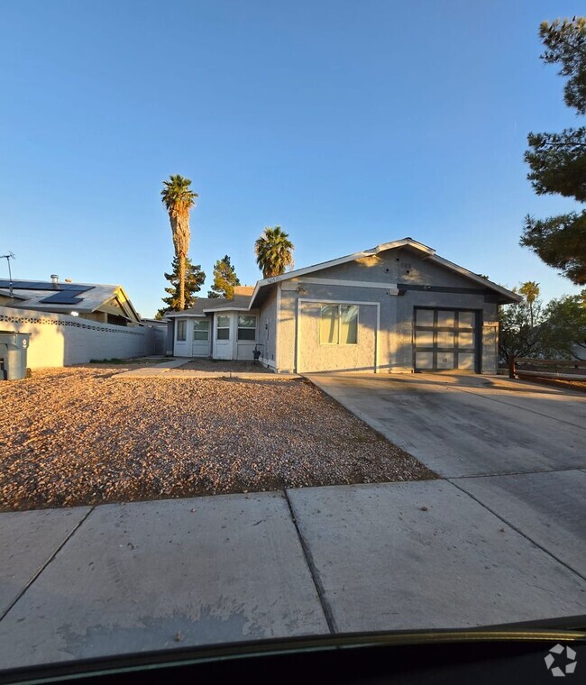 Building Photo - 5615 Blue Sea St