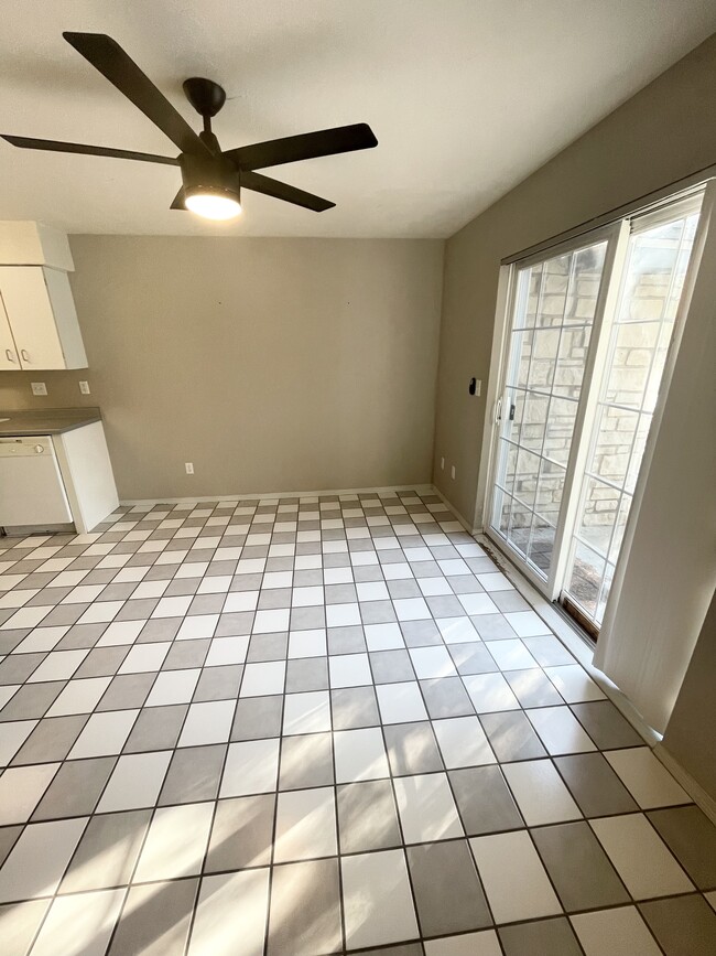 Building Photo - 2453 N Lynndale Dr