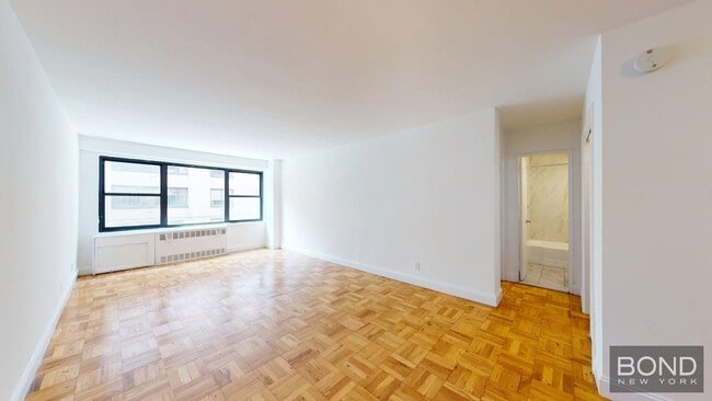 Building Photo - 340 E 74th St