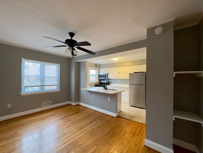 Foto del edificio - 1/2 OFF 1ST MONTHS RENT-Charming 4 Bedroom/2 Bathroom Townhome with In-Unit Laundry in Mid-Govans...