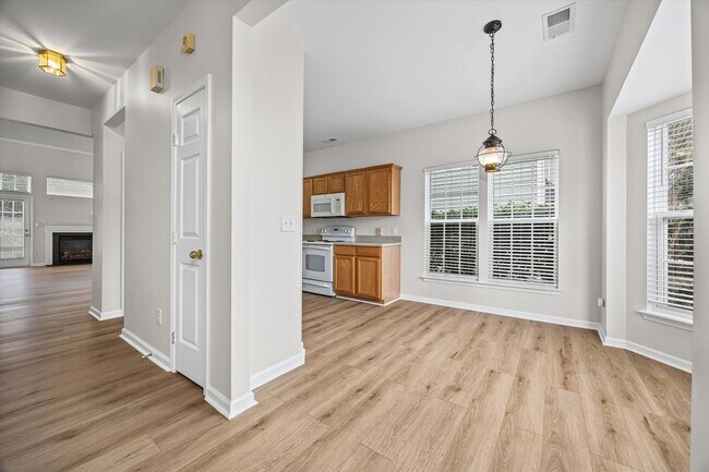 Building Photo - Stunning 3-bed, 2.5-bath end unit with Primary on main in Autumn Cove of Lake Wylie!