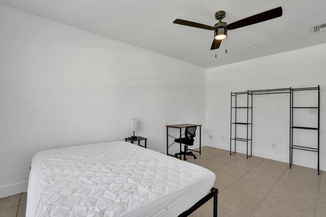 Building Photo - 303 NE Solida Cir
