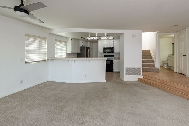 Building Photo - Convenient, Spacious Townhome for Rent in ...