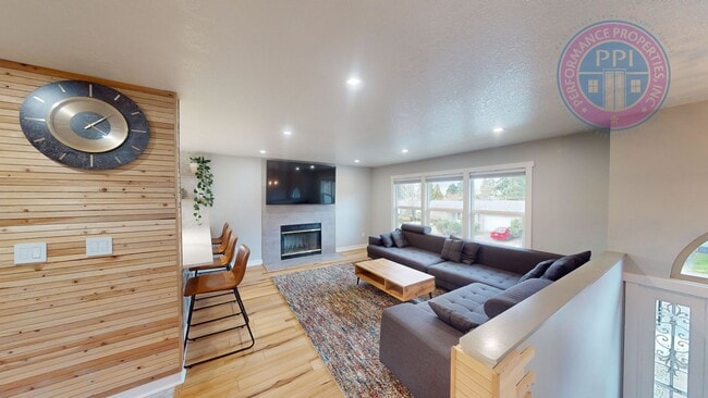 Building Photo - 3 Bedroom Possibly 4 Bedrooms - Luxury Upd...