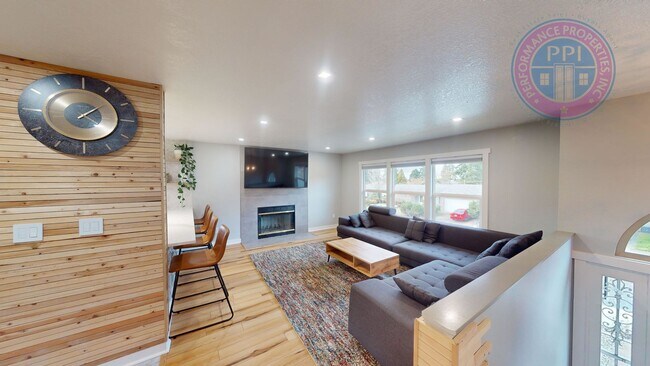Foto del edificio - 3 Bedroom Possibly 4 Bedrooms - Luxury Upd...