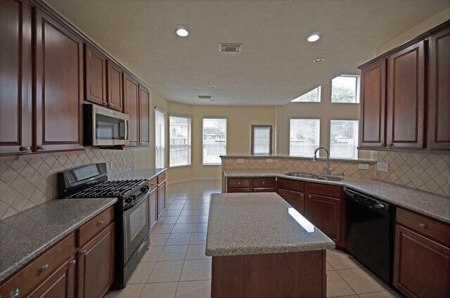 Foto del edificio - 26635 Summerbend Hollow Ln